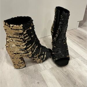Sequins Boots with Open Toe. Black and Gold. Size 6